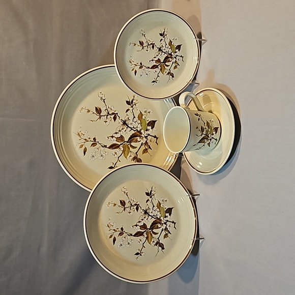 NWOT Royal Doulton Wild Cherry 1038 Five Piece Place Setting Lambethware - Picture 1 of 15